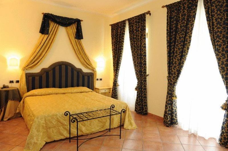 Hotel Urbano V Монтефиасконе Екстериор снимка