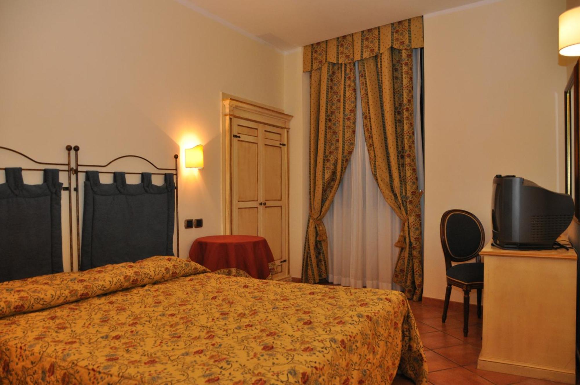 Hotel Urbano V Монтефиасконе Екстериор снимка