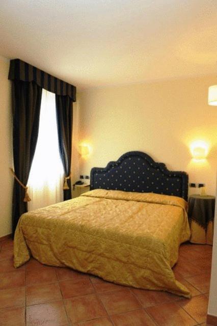 Hotel Urbano V Монтефиасконе Стая снимка