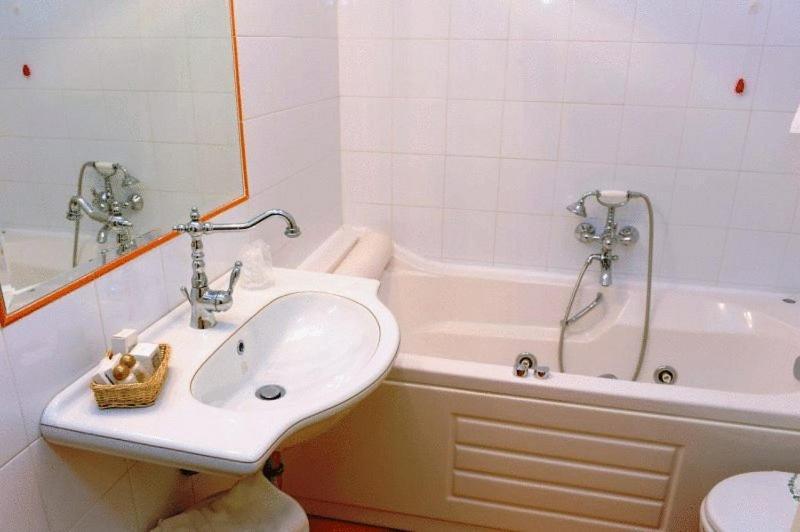 Hotel Urbano V Монтефиасконе Стая снимка