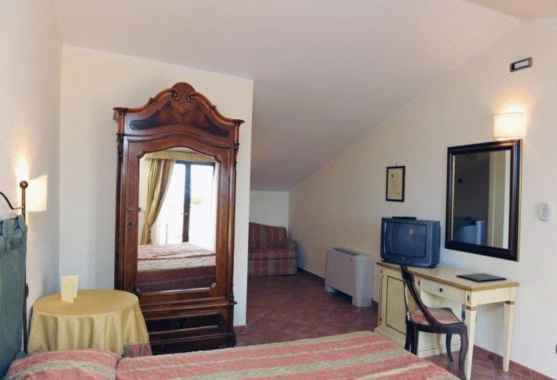 Hotel Urbano V Монтефиасконе Стая снимка