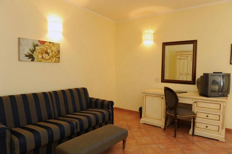 Hotel Urbano V Монтефиасконе Стая снимка